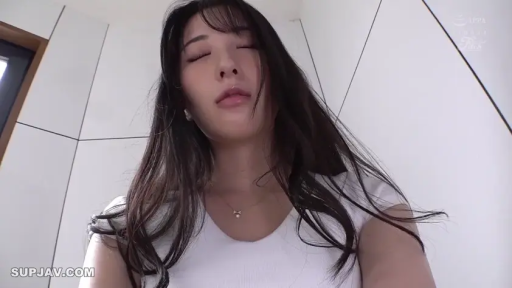 室内 · 脸部特写 · 白色T恤