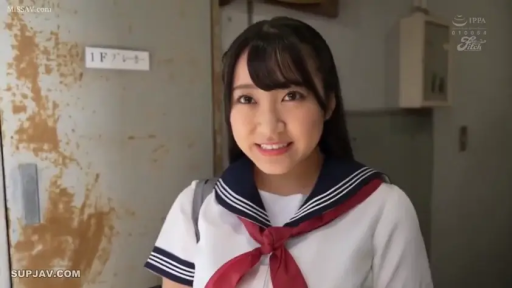 脸部 · 站姿 · 微笑 · 注视镜头 · 室内走廊 · 门牌 · 水手校服 · 学生妹题材