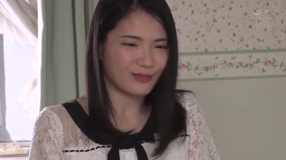 室内 · 微笑 · 白色蕾丝上衣 · 正坐 · 注视 · 近景 · 剧情片