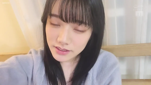 室内 · 脸部特写 · 迷离 · 居家 · 俯视 · 紫色针织衫 · 前倾