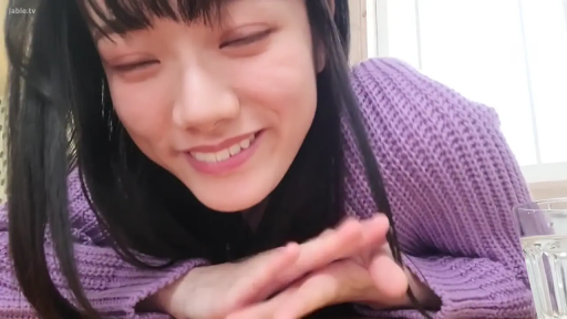 室内 · 脸部特写 · 趴姿 · 凝视 · 长发 · 温柔 · 紫色针织衫 · 水杯