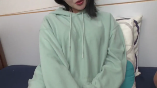 坐姿 · 单人 · 卧室 · 躯干 · 自然 · 卫衣