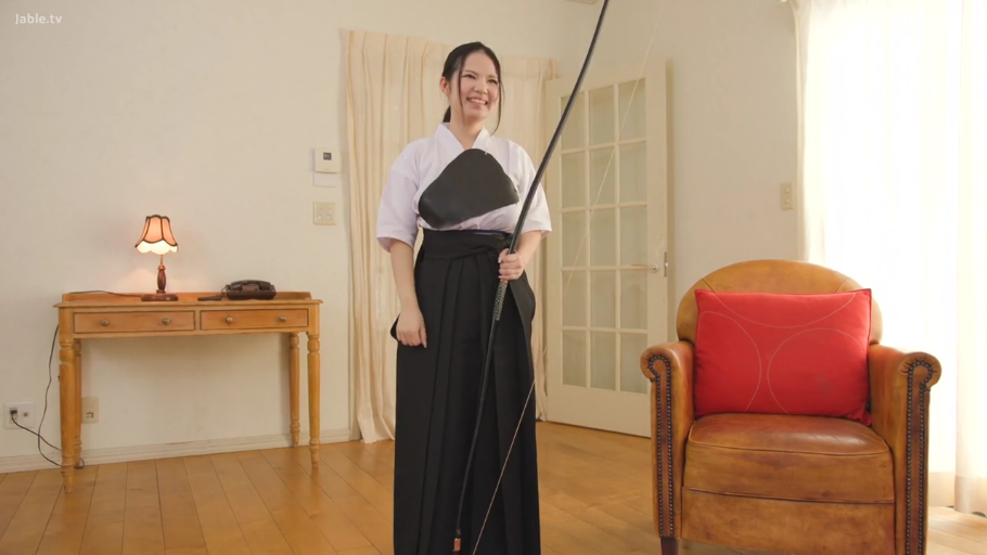 室内 · 全身 · 站立 · 微笑 · 弓道服 · 日本女性 · 长弓 · 持弓
