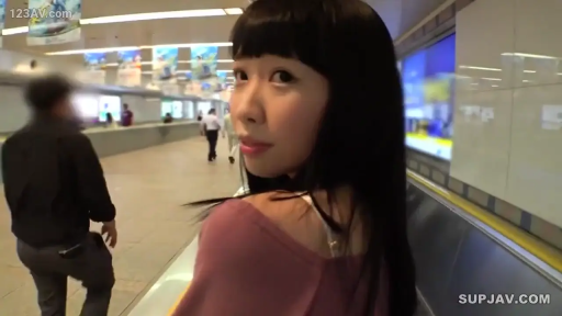 回眸 · 行走 · 近景 · 户外 · 平淡 · 露肩上衣 · 车站 · 自动扶梯