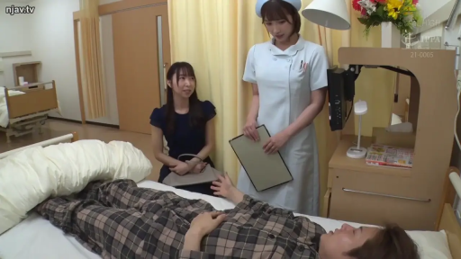 严肃 · 医院 · 护士服 · 角色扮演 · 中景 · 文件夹 · 躺卧 · 诊治