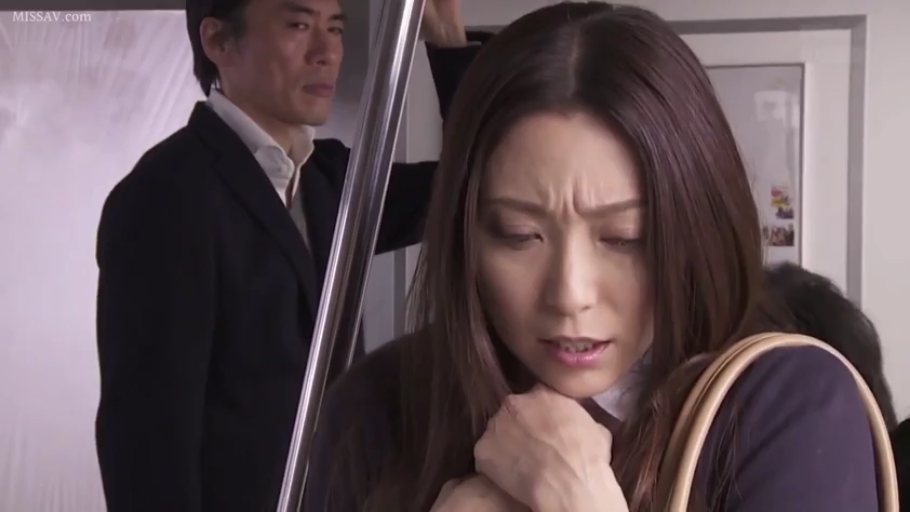 站立 · 面部特写 · 西装 · 电车