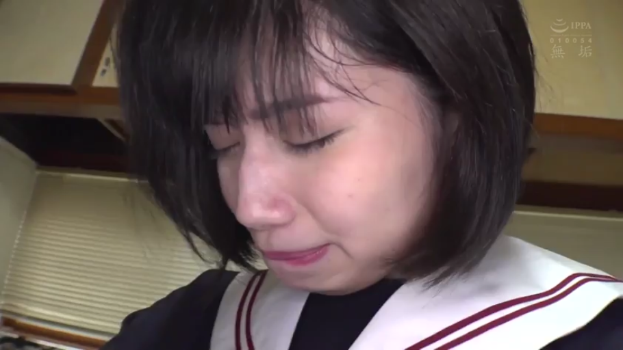 室内 · 低头 · 面部特写 · 水手服