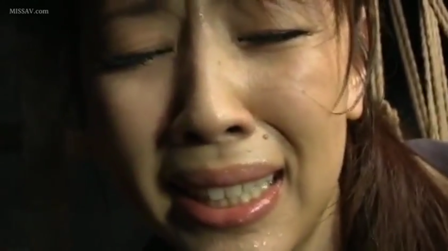 俯身 · 卧室 · 台灯 · 白色衬衫 · 面部特写 · 剧情 · 手交 · 哭泣