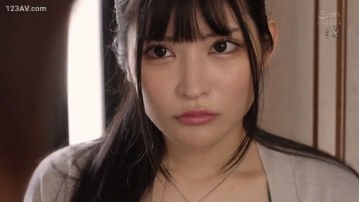 室内 · 低头 · 脸部特写 · 剧情 · 居家服 · 沉默 · 悲哀