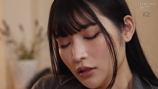 室内 · 微张嘴 · 面部特写 · 灰色上衣 · 闭目 · 靠坐 · 人像摄影