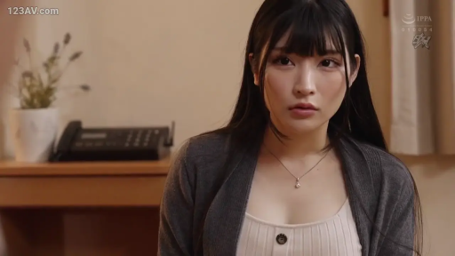 严肃 · 电话 · 半身特写 · 正坐 · 凝视 · 室内房间 · 白色低胸背心 · 黑长直