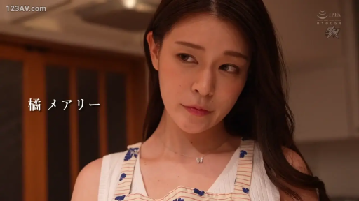 室内 · 面部 · 站立 · 平静 · 项链 · 注视 · 围裙 · 人妻风格