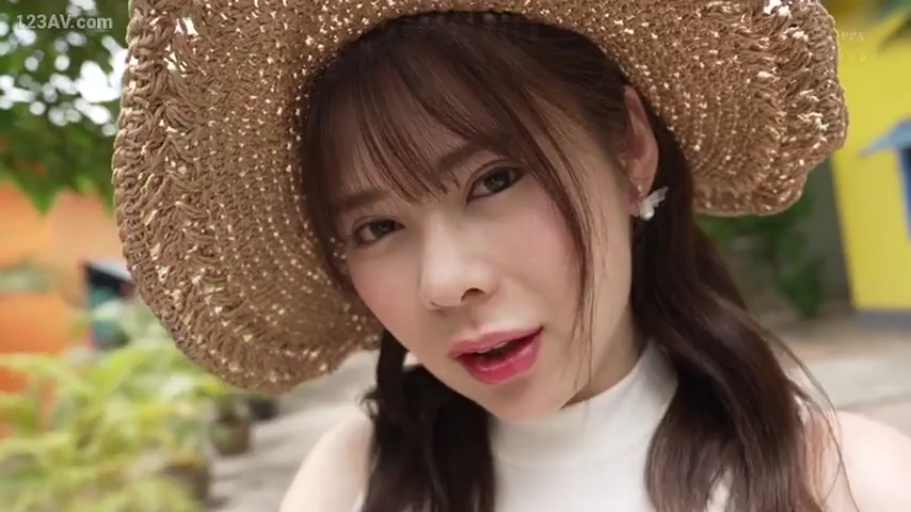 脸部特写 · 户外 · 注视镜头 · 长发 · 白色无袖上衣 · 正对镜头 · 草帽 · 微启双唇