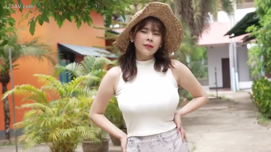 半身 · 白色无袖上衣 · 庭院 · 叉腰