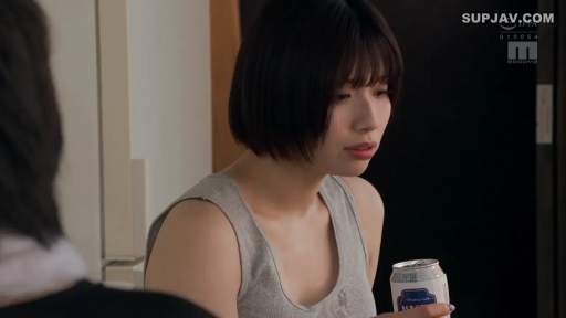 室内 · 坐姿 · 忧郁 · 面部特写 · 灰色背心 · 思考 · 半身人像