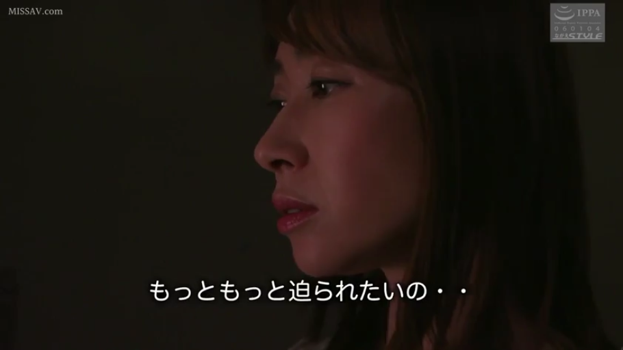 室内 · 面部特写 · 凝视 · 期待 · 侧颜 · 浅色上衣 · 日文字幕