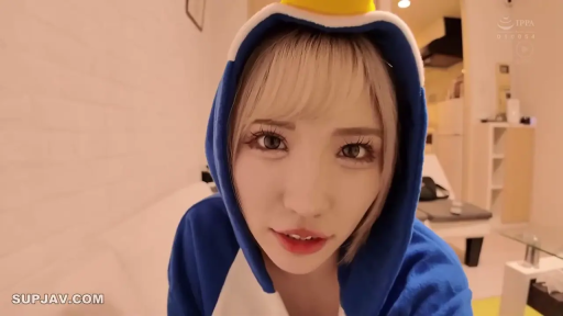 Indoor · Bend over · Close-up of the face · Smile · Eye contact · Blonde · 动物睡衣