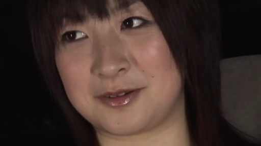 室内 · 脸部 · 微笑 · 注视 · 常服 · 正面 · 齐刘海