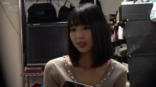 Sitting Posture · Face · 专注 · 交流 · Room · Sweater · 短发 · 电视机