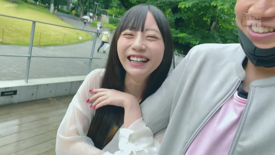 面部特写 · 口罩 · 大笑 · 谈笑 · 户外公园 · 白色透视上衣 · 挽手依偎