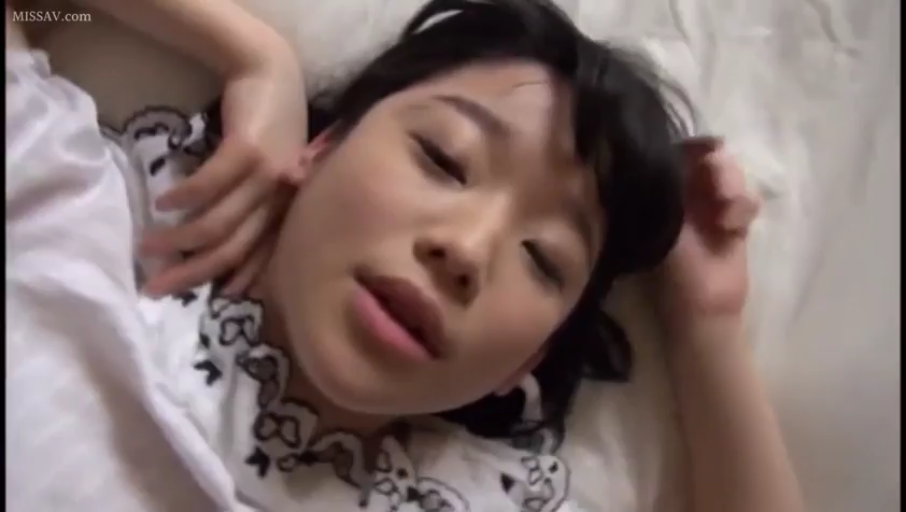 脸部特写 · 卧室 · 仰卧 · 白色蕾丝睡衣