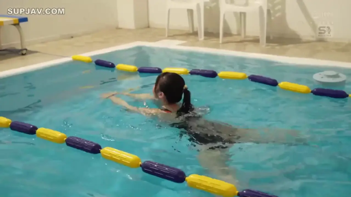 湿身 · 俯卧 · 室内泳池 · 连体泳衣 · 游泳 · 泳池浮标