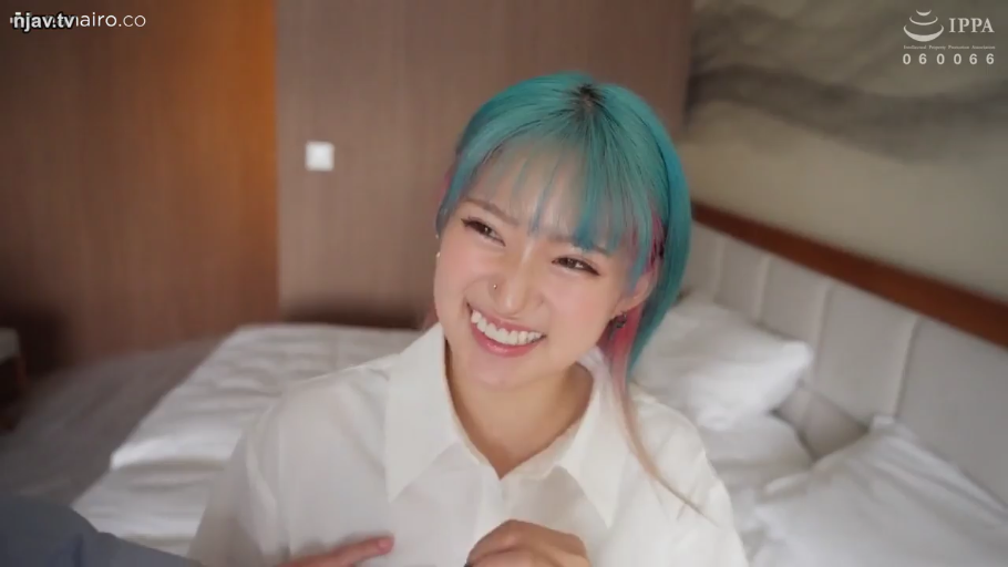 坐姿 · 脸部特写 · 白衬衫 · 微笑 · 酒店房间 · 注视 · 蓝粉发色