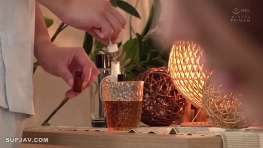 室内 · 站立 · 暖色调 · 手部特写 · 浅色衬衫 · 滴管瓶 · 滴药