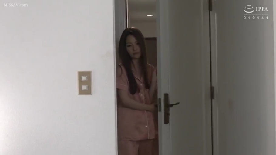 室内 · 俯身 · 脸部特写 · 盆栽 · 微笑 · 注视 · POV · 粉色护士服