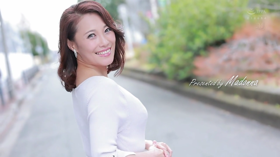 回眸 · 摆拍 · 面部特写 · 耳坠 · 户外街道 · 灿烂笑容 · 白色针织衫 · 成熟女性