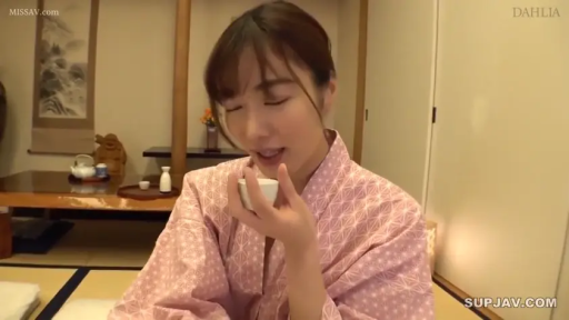 坐姿 · 和室 · 享受 · 面部特写 · 酒杯 · 喝酒 · 粉色浴衣 · 日本风