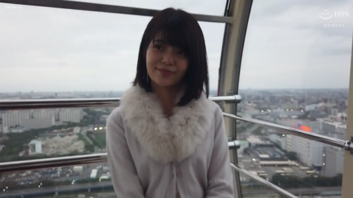 坐姿 · 中景 · 微笑 · 面对镜头 · 日常 · 摩天轮 · 白色毛领外套