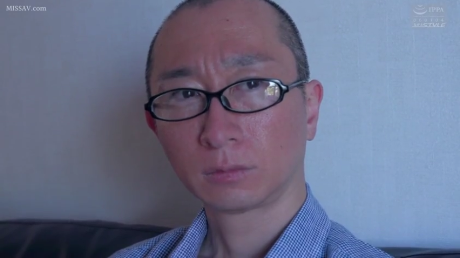 格子衬衫 · 室内 · 坐姿 · 严肃 · 眼镜 · 脸部特写 · 注视 · 中年男性