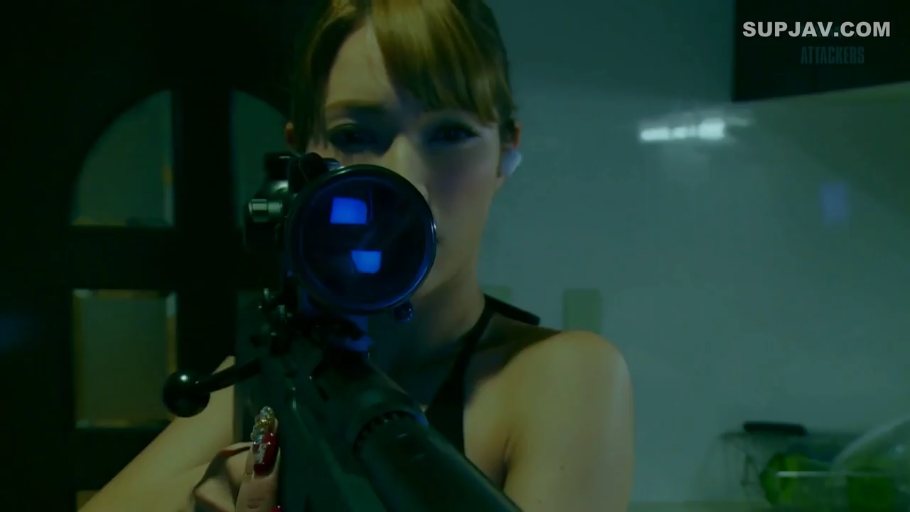 室内 · 面部特写 · 冷峻 · 暗光环境 · 持枪姿势 · 瞄准 · 黑色挂脖背心 · 狙击枪