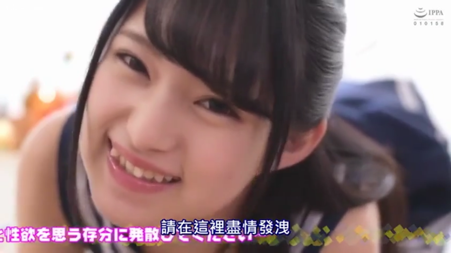 室内 · 坐姿 · 微笑 · 半身 · 对视 · 抹胸裙 · 清新