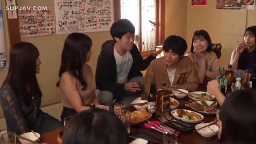 座り姿勢 · 中景 · 微笑 · カジュアルウェア · 酒瓶 · 居酒屋 · 聚餐 · 多人聚会