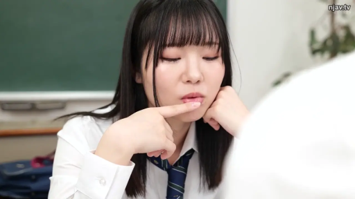 沉思 · 校服 · 教室 · 脸部特写 · 闭眼 · 黑板 · 清纯 · 托腮