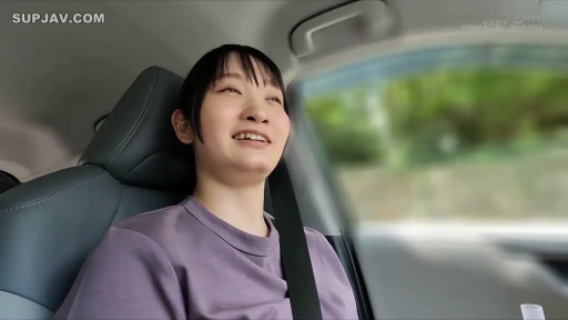 坐姿 · 脸部特写 · 愉悦 · 微笑 · 车内 · 安全带 · 视频画面 · 紫色T恤