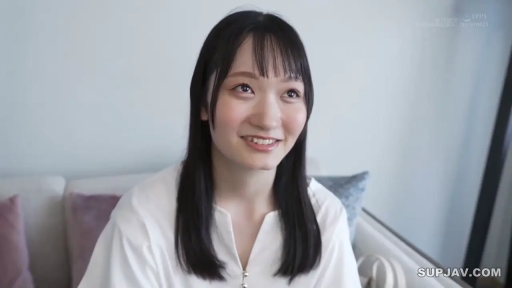 座り姿勢 · 微笑 · 白色衬衫 · 顔のクローズアップ · 对视 · 室内沙发 · 靠枕 · 黑长直