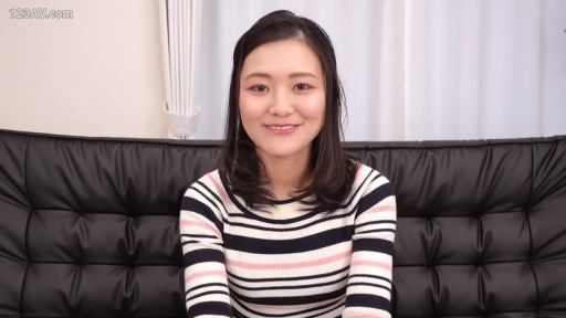 座り姿勢 · 顔 · ソファ · 微笑 · カメラに向かって · リビング · 日常 · 条纹毛衣