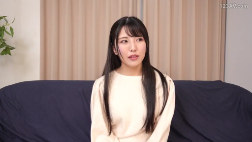 站立 · 上半身 · 户外 · 兴奋 · 大笑 · 黑色衬衫 · 摩托车 · 盘山公路