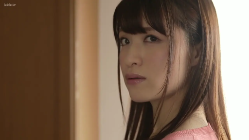 室内 · 忧郁 · 面部特写 · 粉色上衣 · 清纯风格 · 侧身回眸