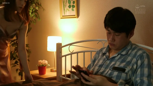 坐姿 · 专注 · 卧室 · 中景 · 台灯 · 看手机 · 夜晚 · 睡裙与格子睡衣