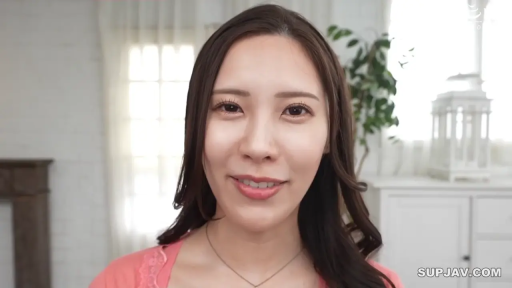 室內 · 面部 · 微笑 · 对视 · 正面 · 粉色蕾丝衫