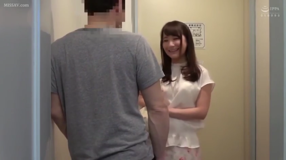 室内 · 站立 · 中景 · 微笑 · 白色上衣 · 门框 · 对视 · 日常剧情