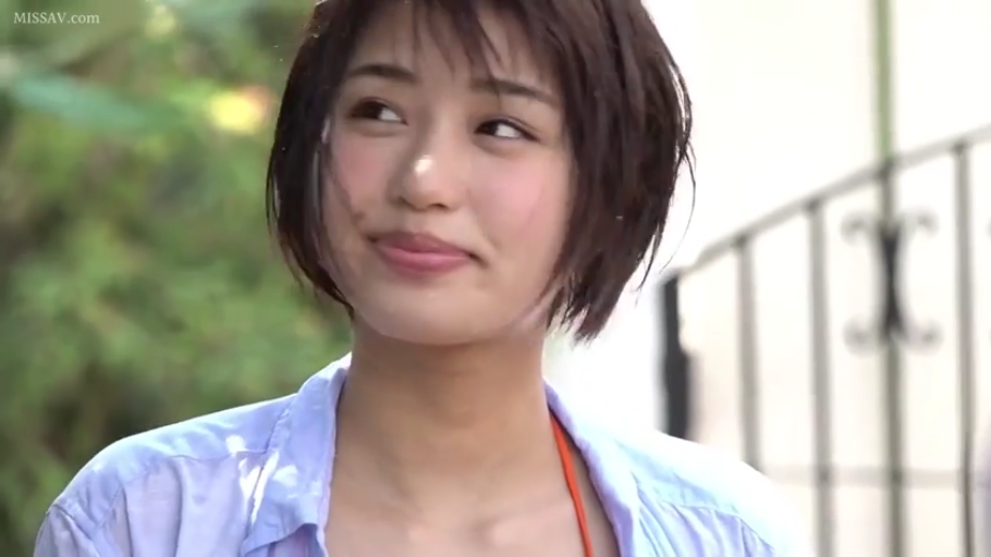 脸部特写 · 站立 · 微笑 · 衬衫 · 户外 · 短发