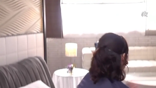 室内 · 对视 · 西装 · 微笑 · 面部特写 · 凝视 · 职场背景