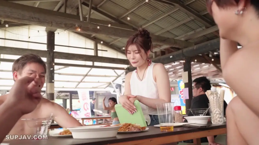 座り姿勢 · 中景 · 自然 · 白いタンクトップ · 餐具 · 社交シーン · 半户外餐厅 · 查看菜单