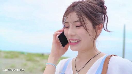 顔部のクローズアップ · 微笑 · 携帯電話 · 屋外 · 打电话 · 横に頭を傾ける · ビーチ · 白蓝吊带衫