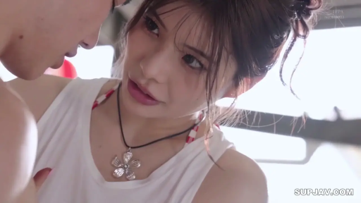 室內 · 站立 · 羞澀 · 项链 · 面部特寫 · 白色背心 · 凝视 · 异性互动